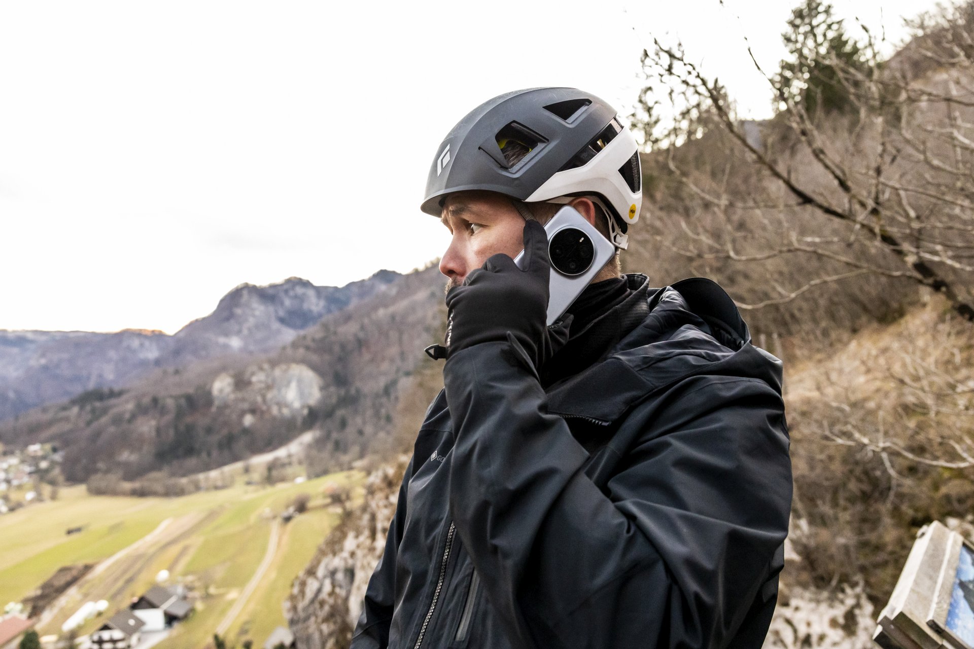 HONOR_Tony_Bellew_Magic7_Series_Launch_Paragliding_Phone_Call.jpg
